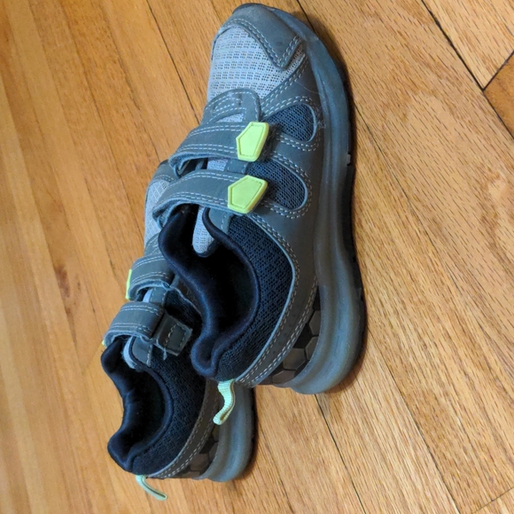 Little boys size 10 shoes - Picture 2 of 6